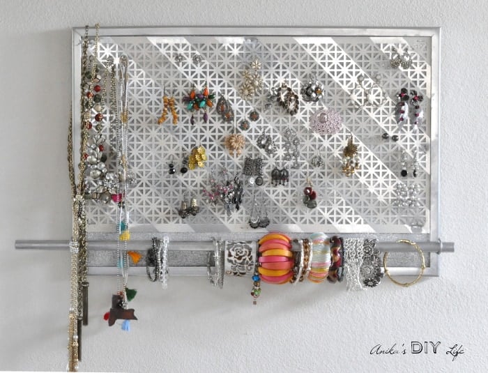 I am in love with this jewelry organizer!! It is so easy to make!!