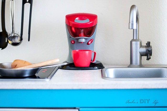 A fun Ikea Duktig play kitchen makeover idea! I can't believe its so easy!