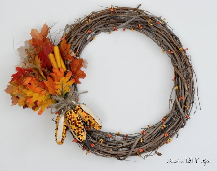 Can you believe this wreath took just 5 minutes to make! There is a quick video tutorial included