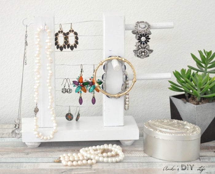 This simple table top jewelry holder is so easy and quick to make!! It looks really pretty and organizes all the bracelets, earrings and necklaces