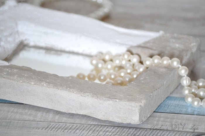 Make an easy DIY concrete tray with a mirror! IThis is such a pretty mirrored tray!