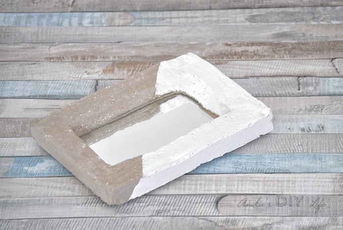 Make an easy DIY concrete tray with a mirror! IThis is such a pretty mirrored tray!