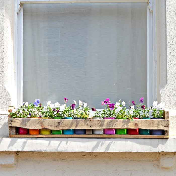 recycled tin and pallet planter idea