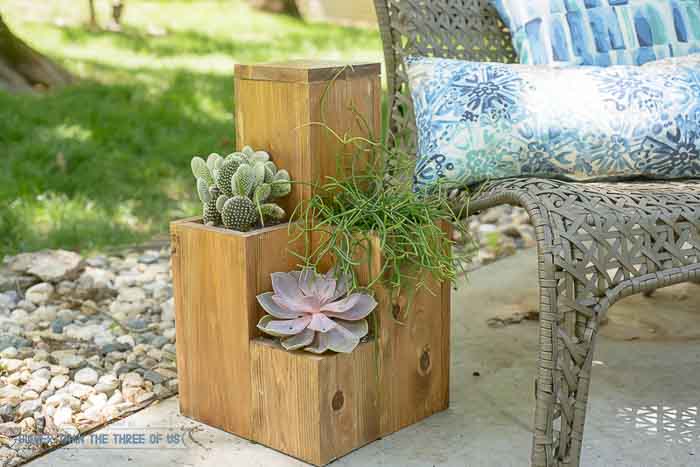This and many more DIY planter box ideas