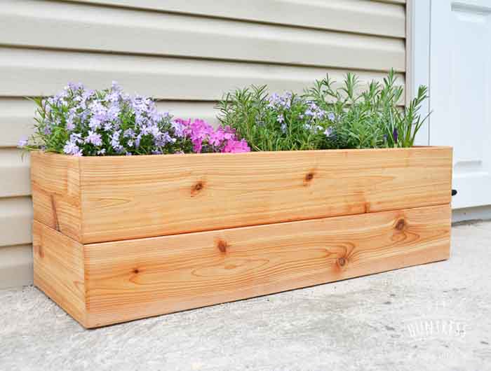This easy cedar planter and many more amazing DIY planter inspiration