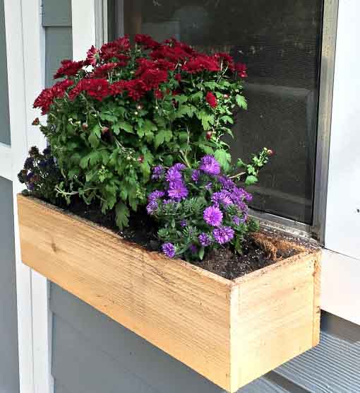This flower box and many more ideas for DIY Planter Boxes
