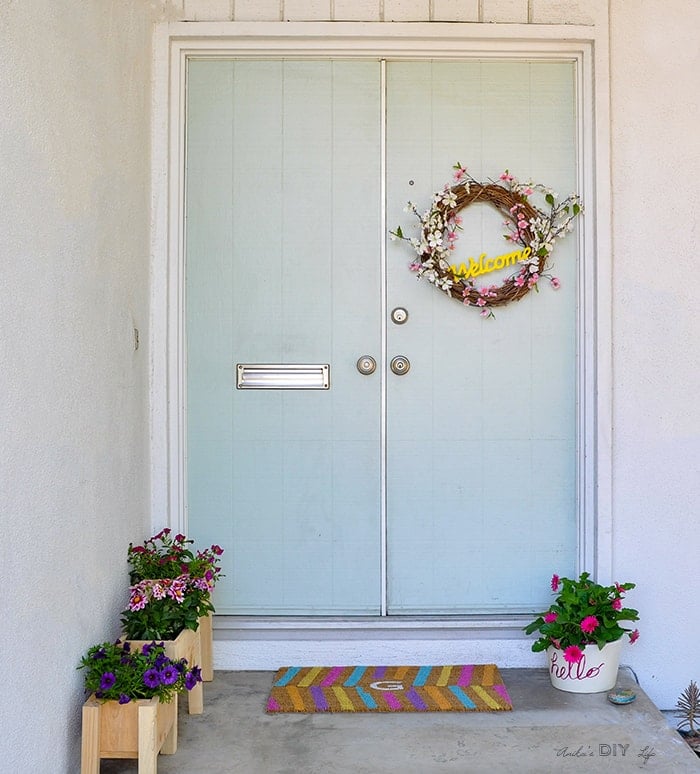 Small front porch decor on a budget - with colorful details