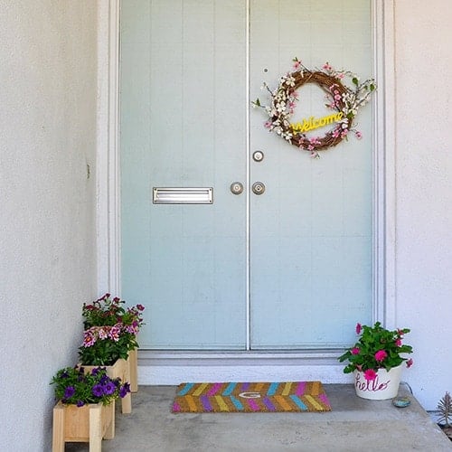 Small front porch decorating ideas to improve curb appeal on a budget. These 5 small front porch makeover ideas are budget friendly and so easy! It is easy to add immense curb appeal and aesthetic value to a home with quick and easy tricks, tips and decor.