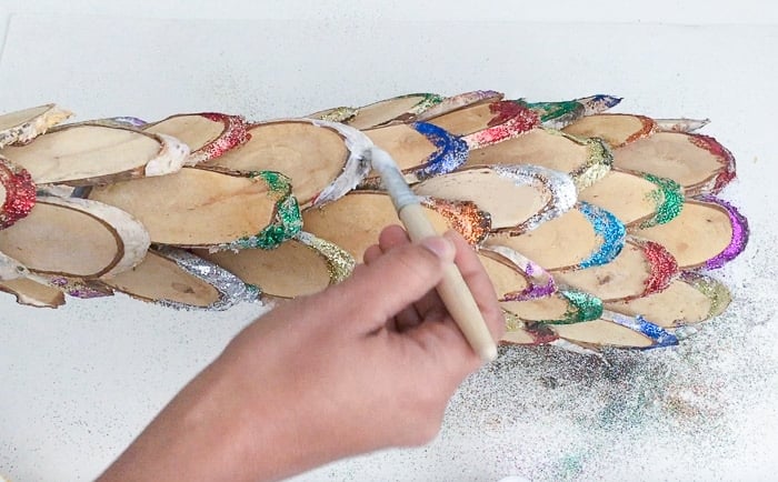How to add glitter to a wood slice Christmas tree