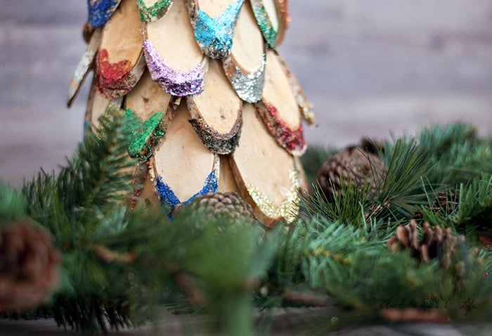 Make a sprakly glittered wood slice Christmas tree