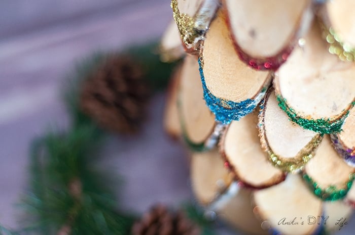 Rustic and fun wood slice Christmas decor idea - Colorful Wood slice Christmas tree