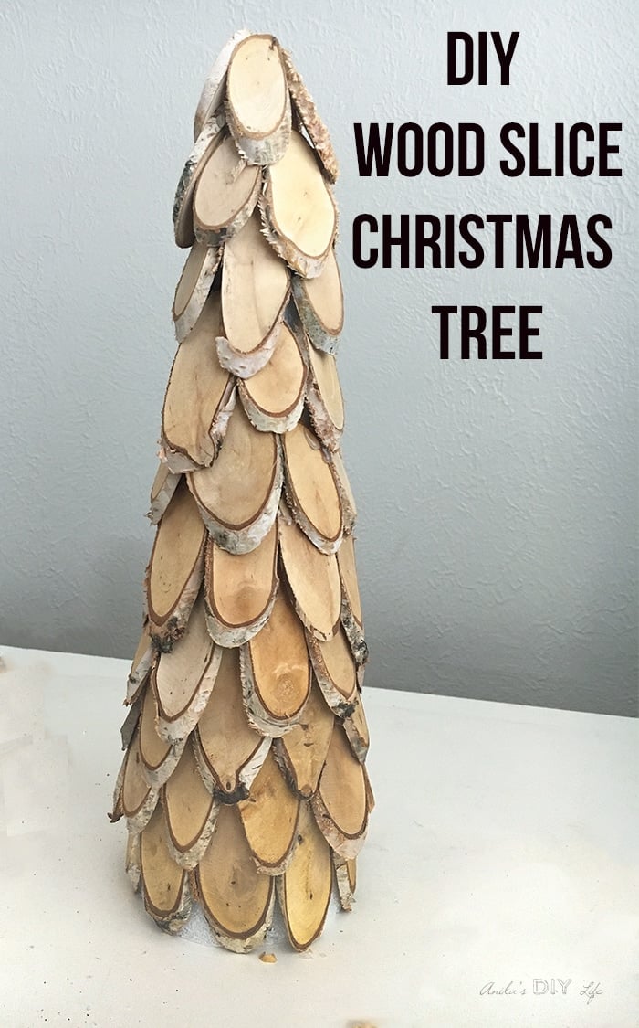 You NEED this for your Farmhouse Christmas decor! Wood Slice christmas decoration idea #diychristmasdecor #christmascraftidea #diydecorinspiration