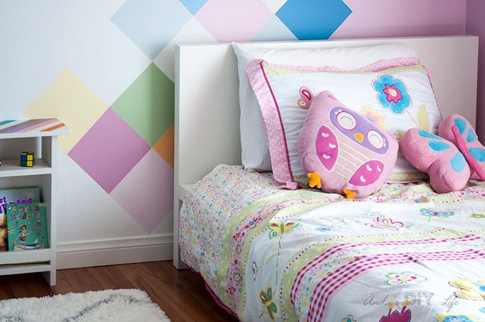 A beautiful girl bedroom! Love all the little details