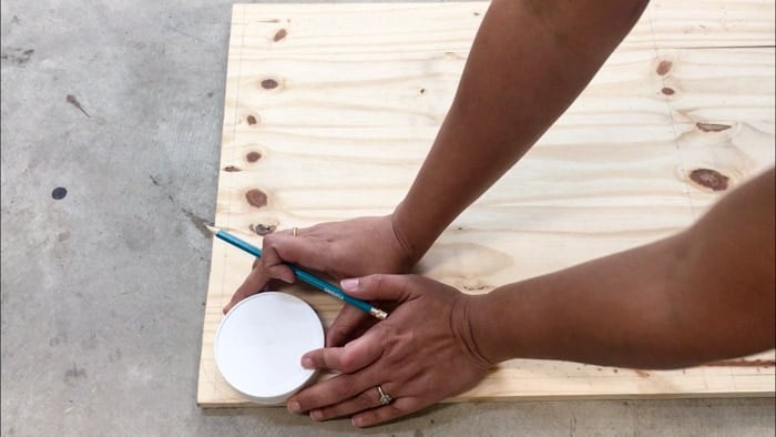 Tracing round edges for cutting board shape cutout using a plastic lid
