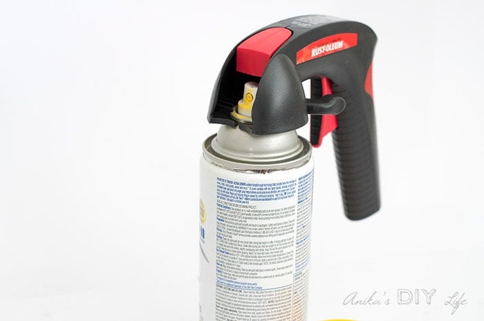 Spray paint can with spray handle