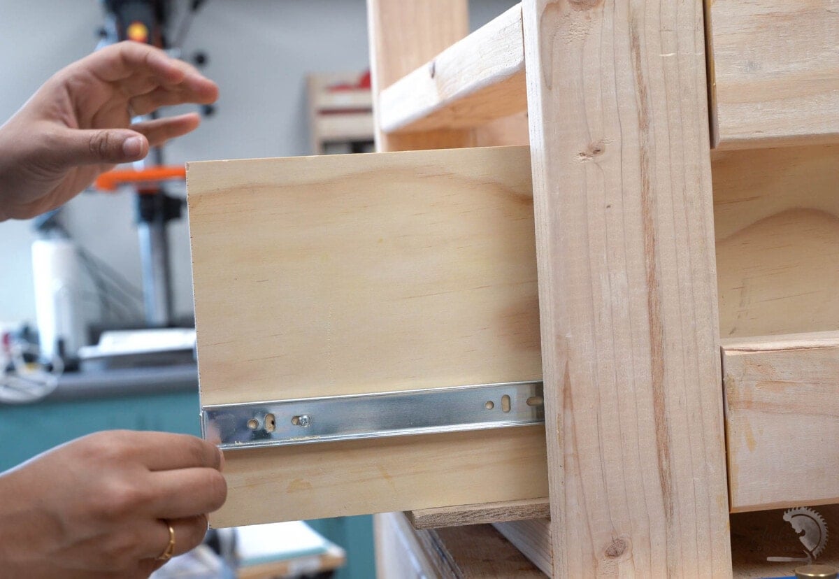 Alligning drawer slides to the drawer box