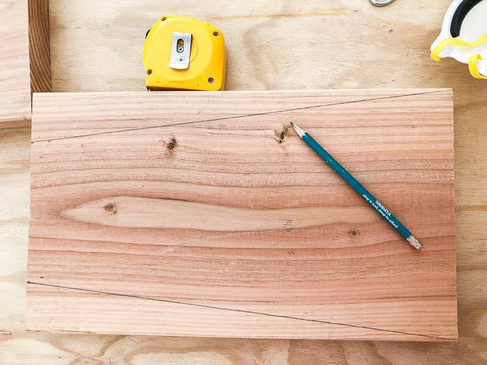 Marking cuts for tapered legs for the DIY industrial style bench