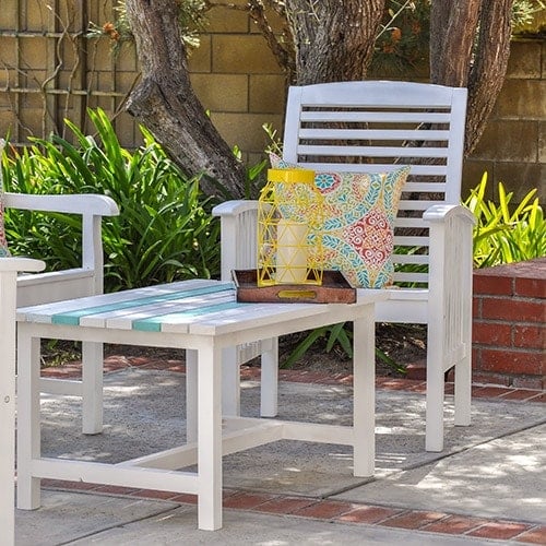 Your step by step guide to painting outdoor wood furniture like a pro and make it last a long time in the rain and shine! Just follow these simple tips and tricks!