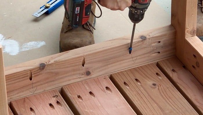 Attaching leg frame to the outdoor table top using pocket hole screws