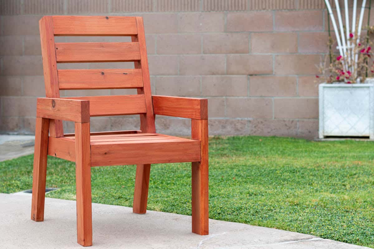 Outdoor dining chair made with 2X4s