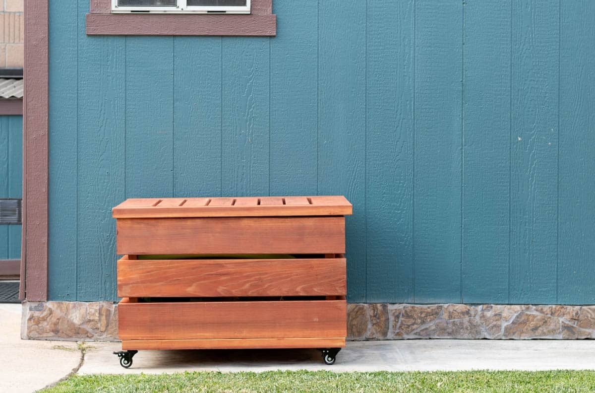 DIY Outdoor storage box in the backyard