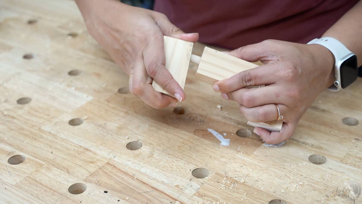 Assembling the ends of the diy table top book rack