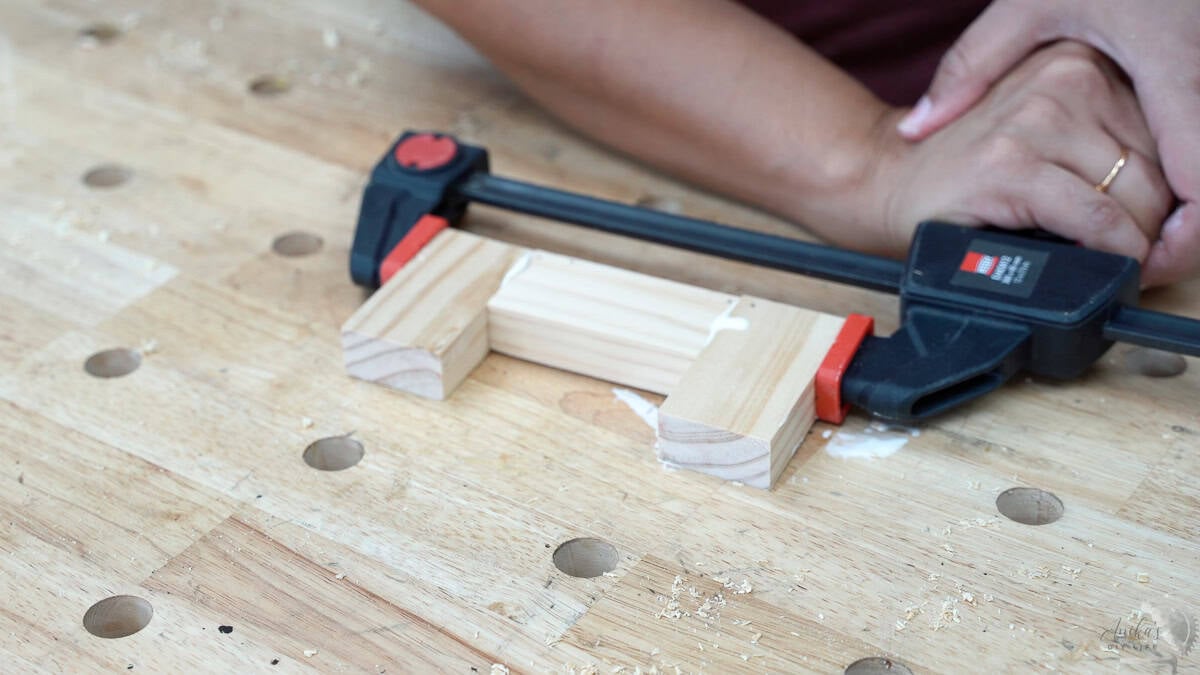 Clamping the ends of the table top book rack