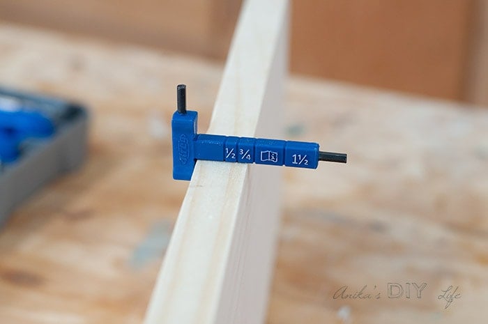 Kreg 320 material thickness gauge on edge of the board
