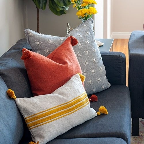 Simple easy tips for creating a warm and cozy living room this fall. These easy tips will transform any living room into an inviting space.