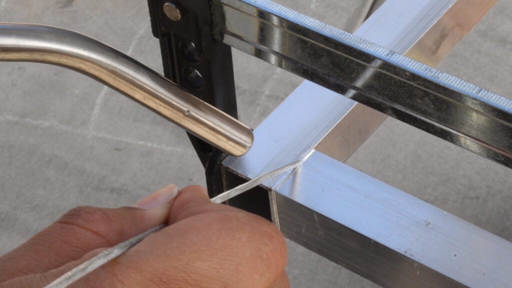 melting brazing rod on to aluminum rods