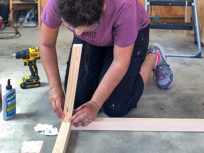 Attaching the side boards u sing pocket hole screws