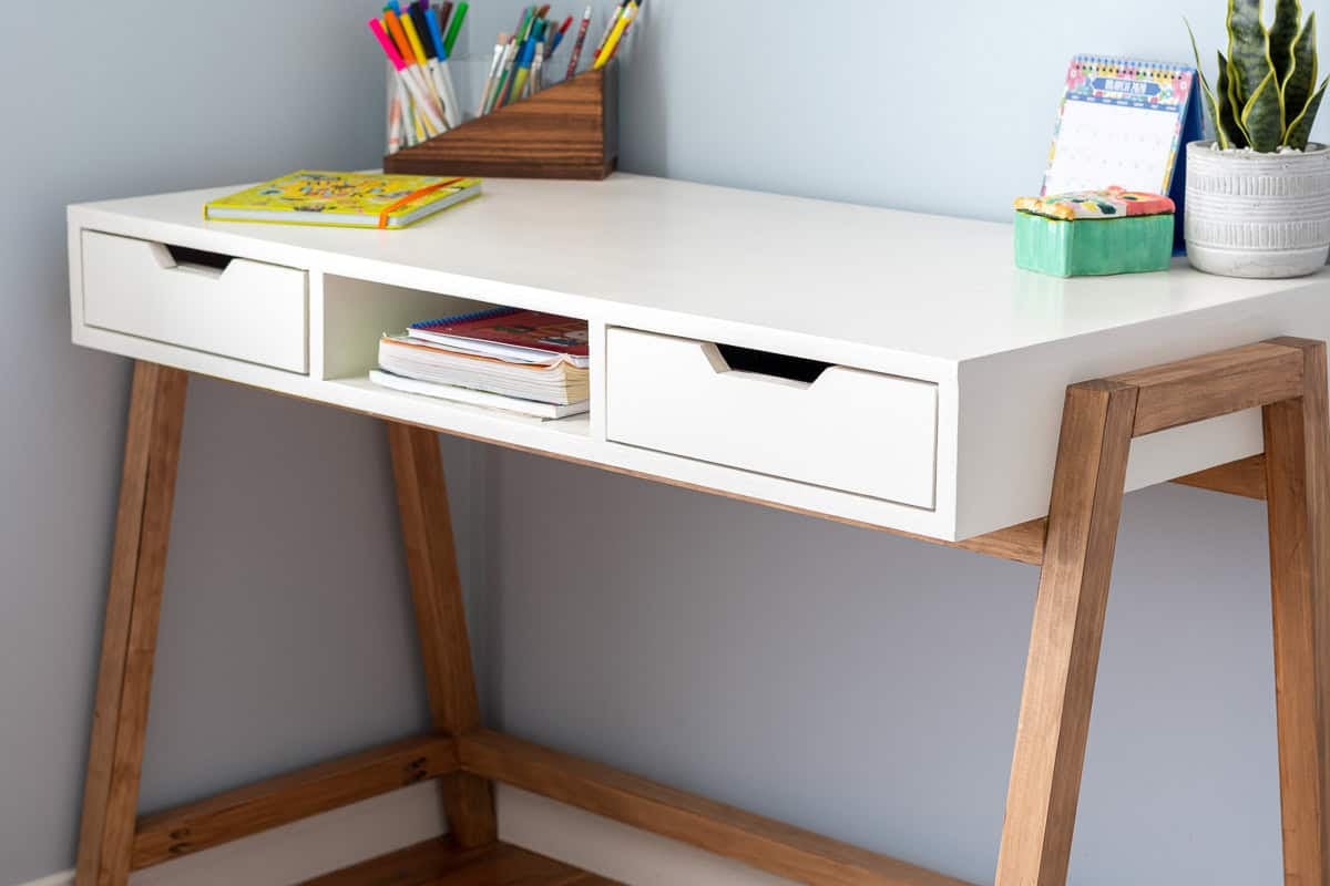 close up of the DIY desk