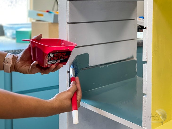Painting the Ikea Kallax shelfin blue