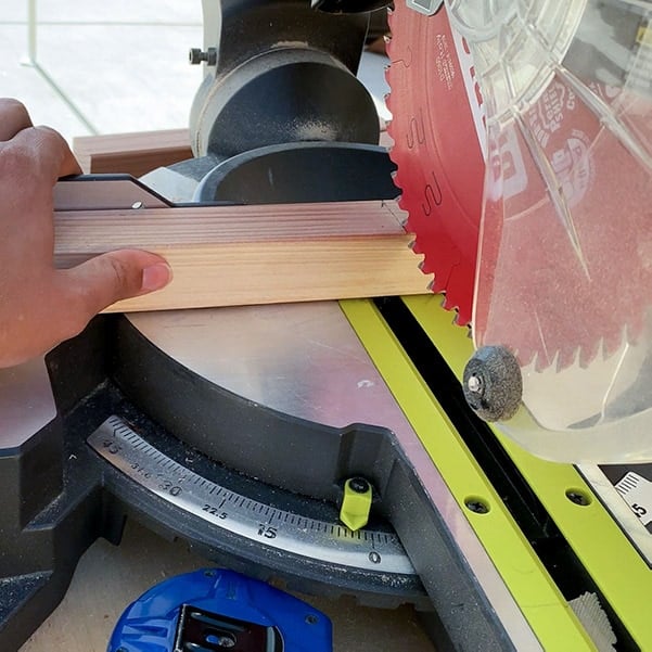 A simple but detailed guide to different types of power saws and their uses in woodworking - their pros and cons and which saw to buy.