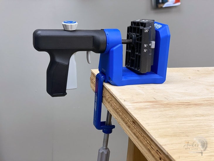 using the kreg 520 pro mounted on the workbench