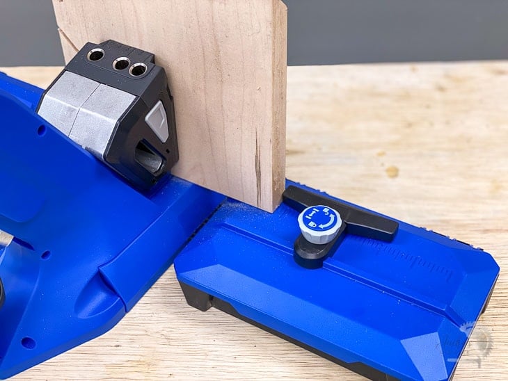 adjustable stop on the Kreg jig 720 pro supporting a board