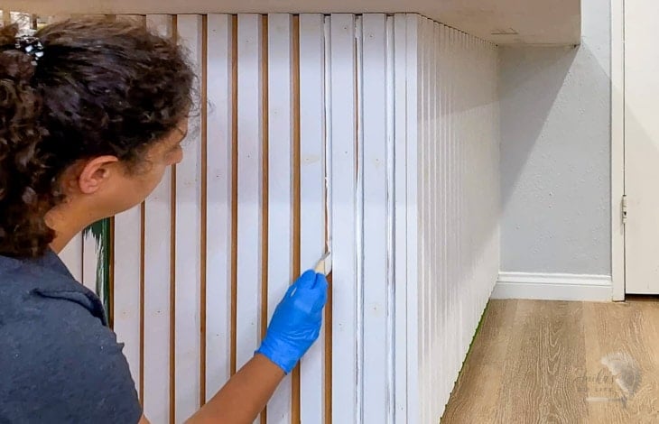 applying primer between the slats