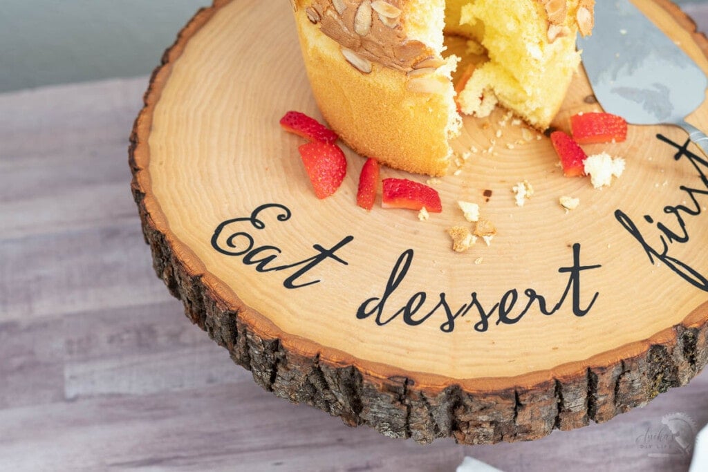 Iron on on wooden slice with cake on it