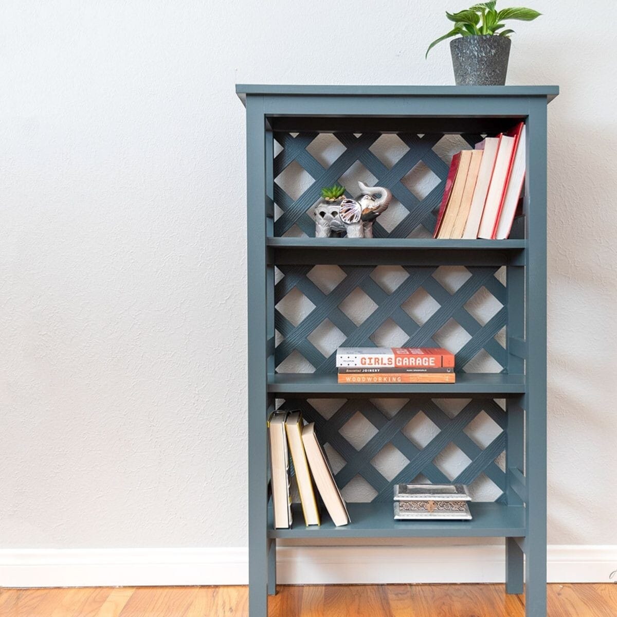 Learn how to build a DIY bookshelf with trellis back with step-by-step tutorials and detailed plans. This is a great beginner-friendly project that can be completed on a weekend.