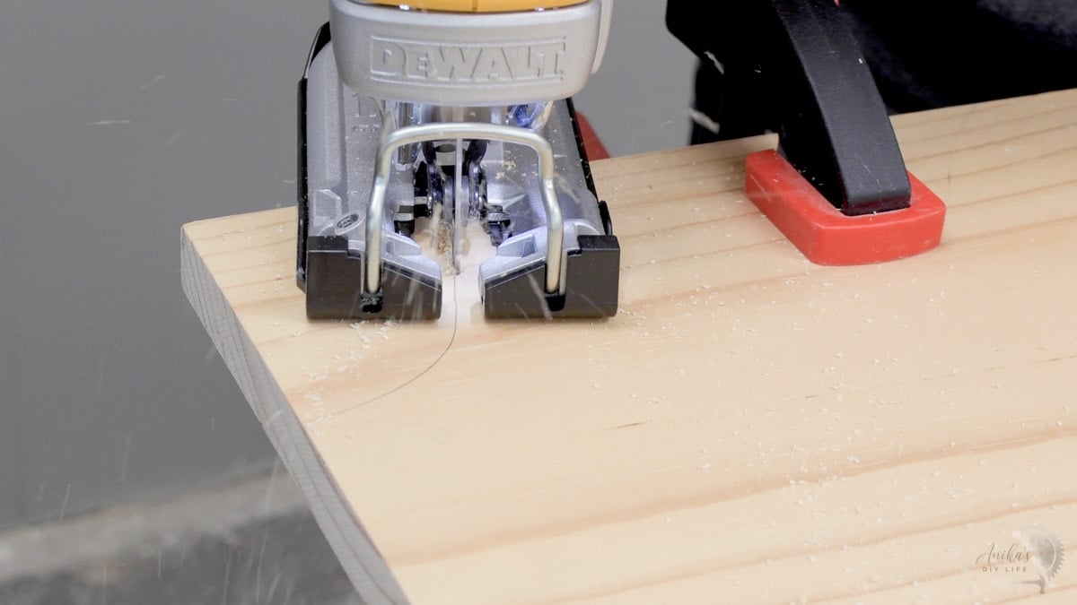woman cutting a simple curve with a jigsaw