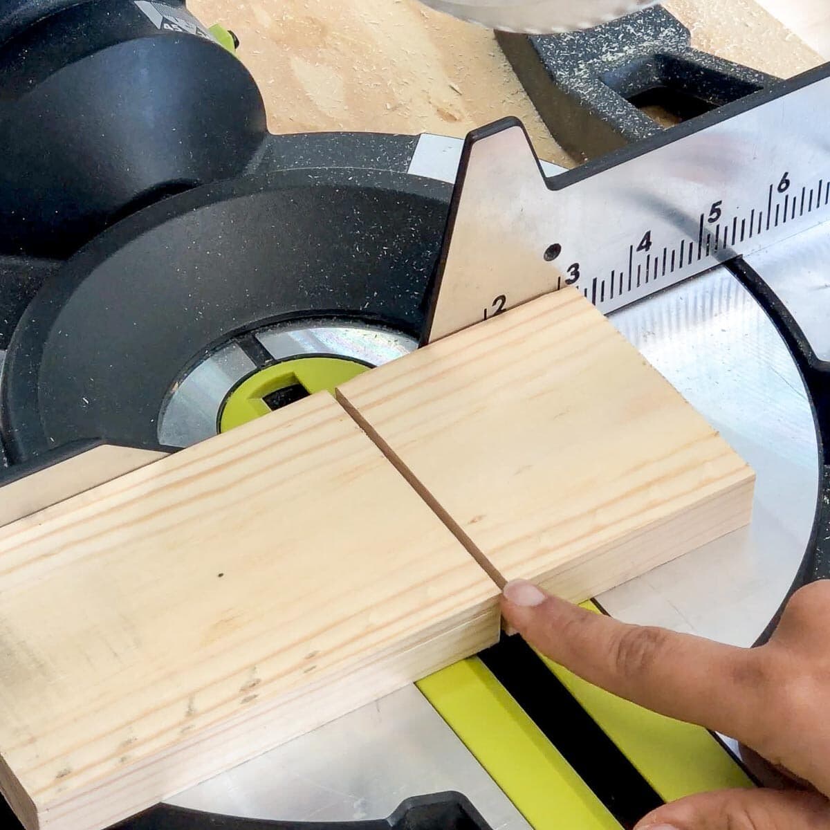 A simple beginner-friendly explanation of what is saw kerf and why you need to account for it to get accurate cuts.