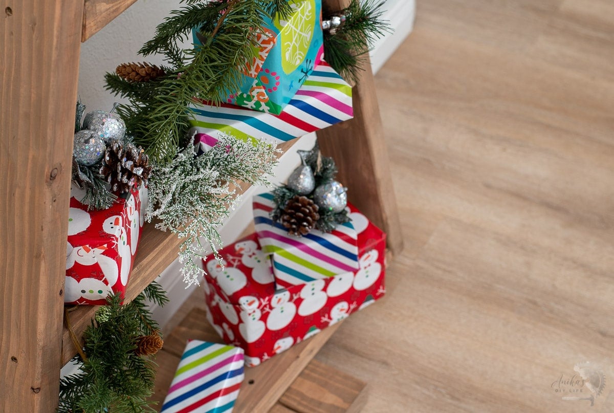 close up of bottom of Christmas Tree shelf