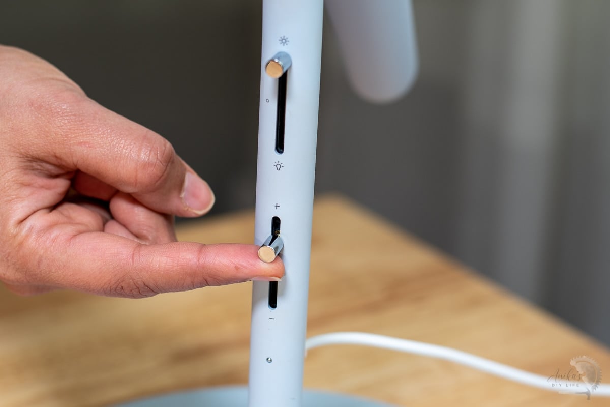 brightness and temperature controls of the Cricut Bright 360