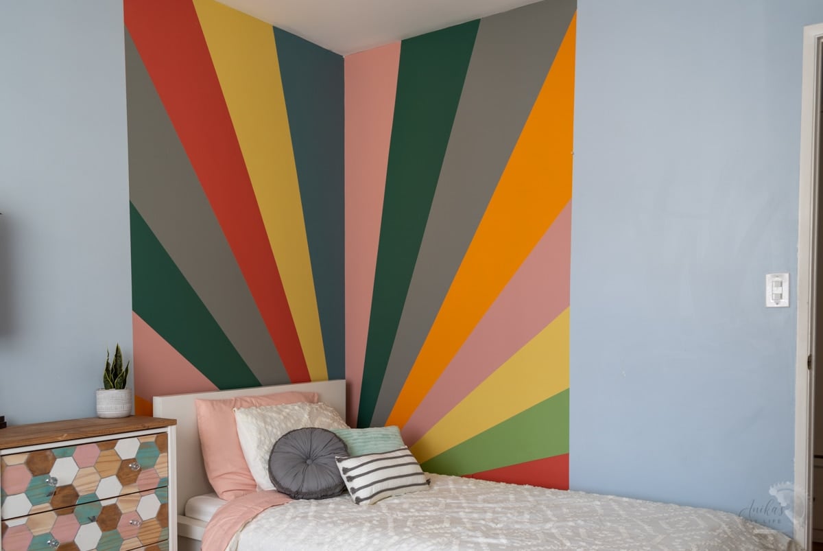 Full view of corner with sunburst accent wall