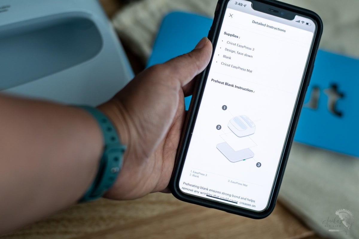 Cricut Heat App showing how to place the materials for heat transfer