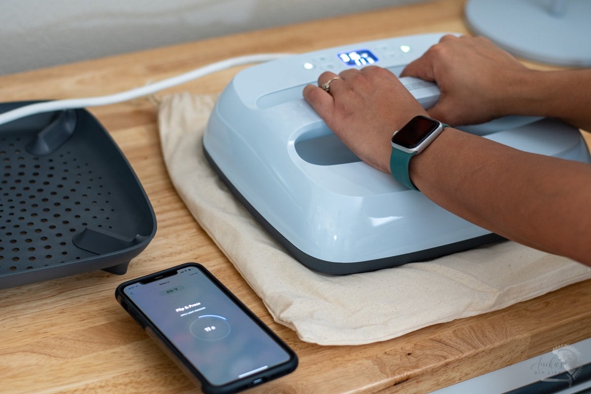 Cricut Heat App counting down how long to transfer