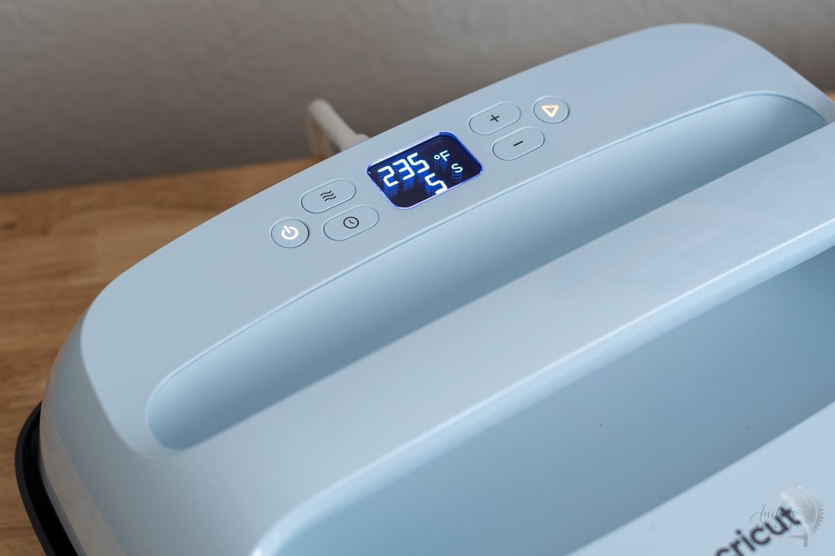 close up of controls of the Cricut EasyPress 3