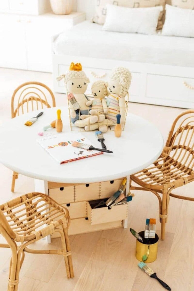 round kid's table with table base storage