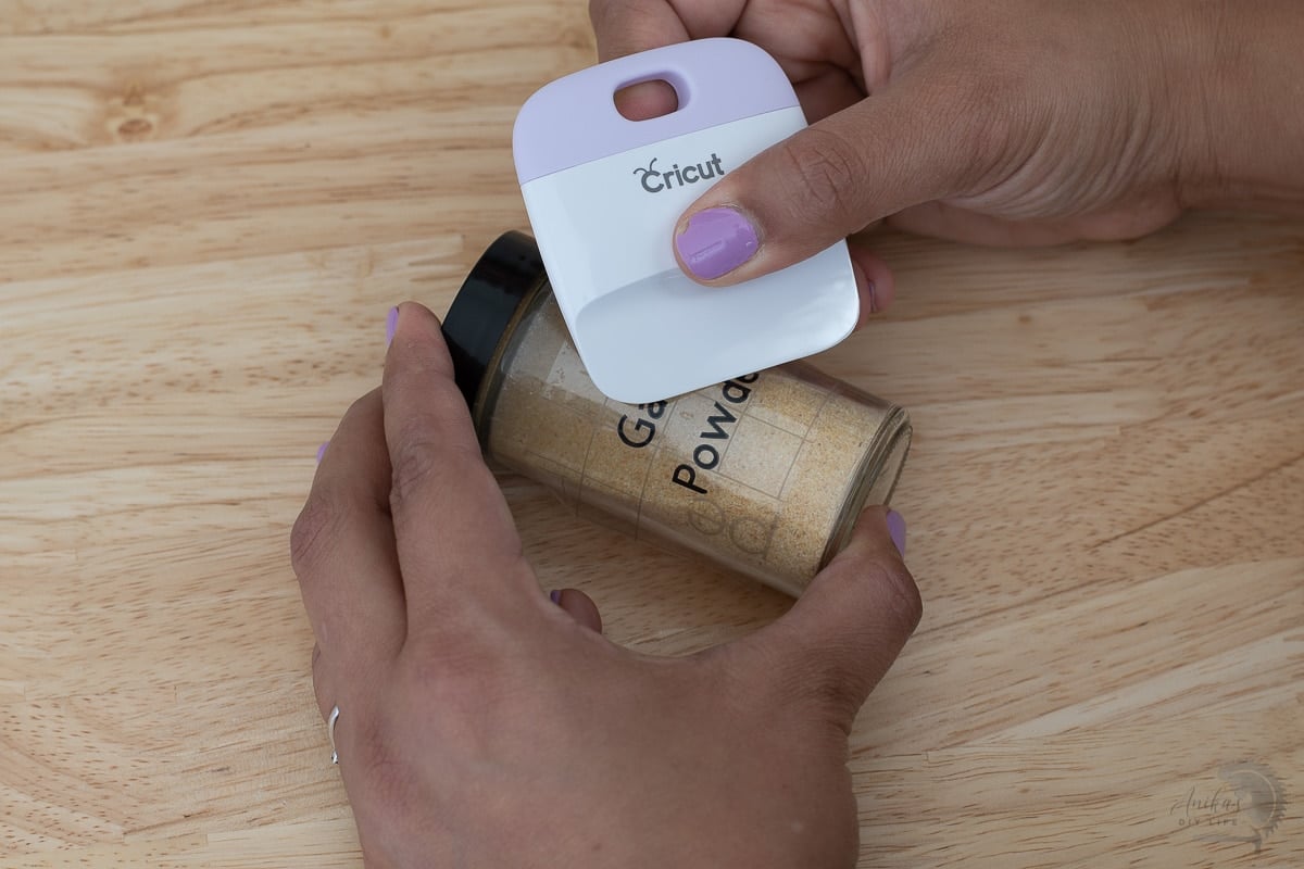 burnishing vinyl onto spice bottle