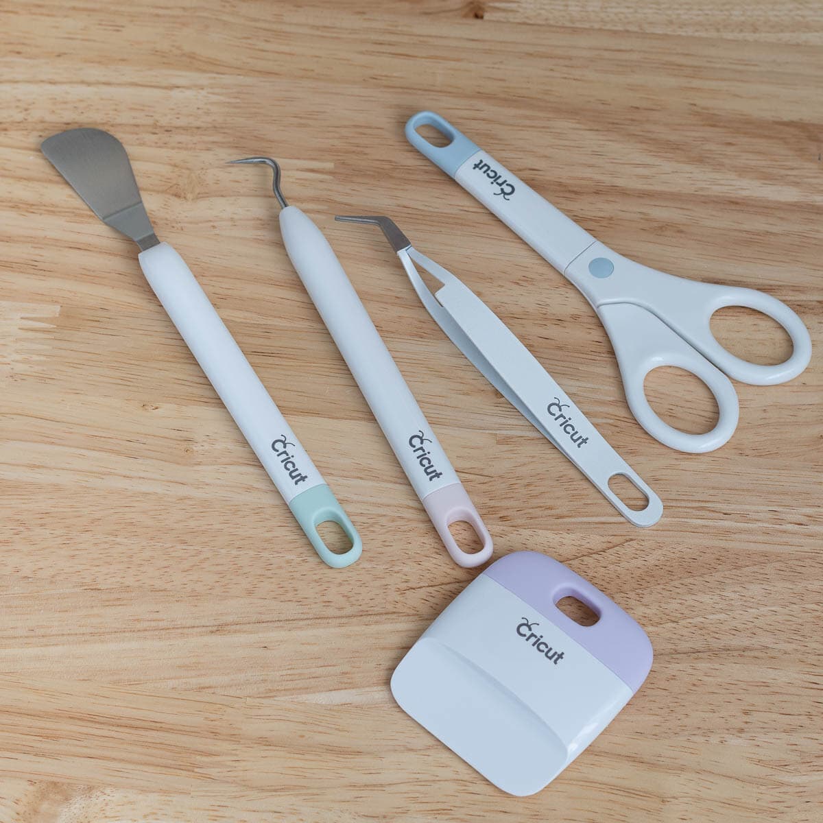 Your detailed guide on how to use the basic Cricut tools and how each of them works to make projects on Cricut easy and precise!